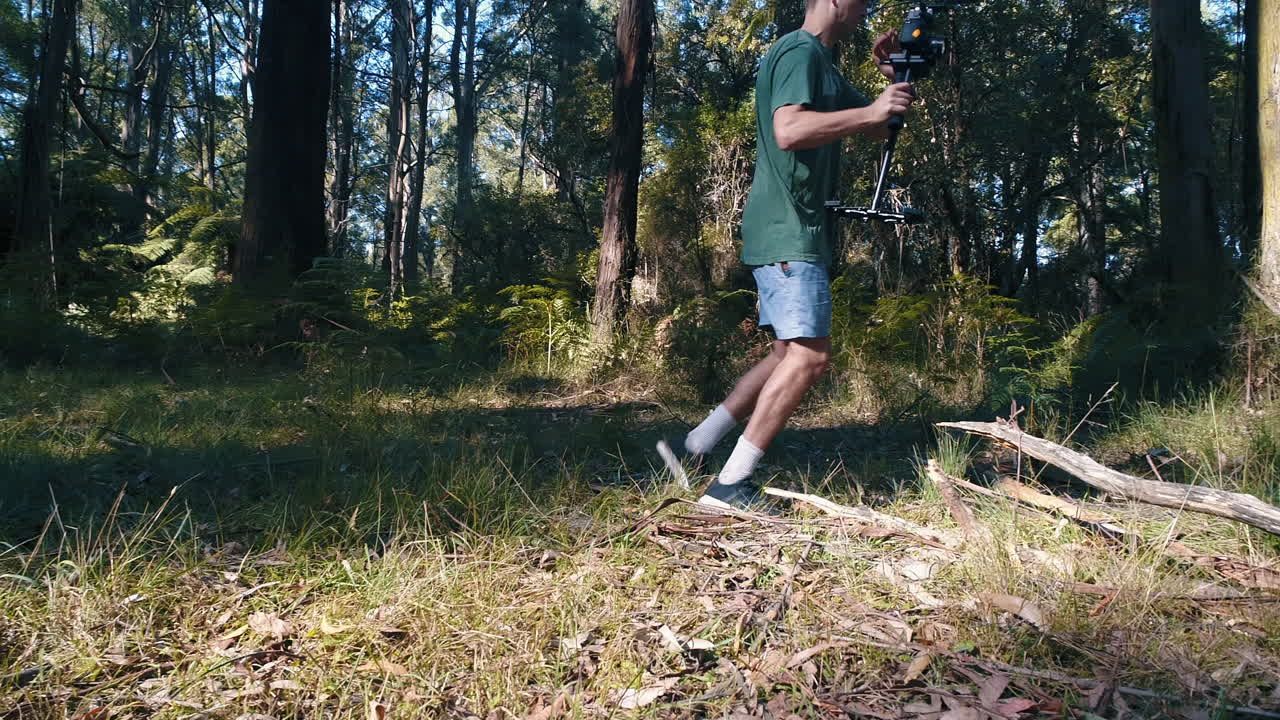 로그에 남자 여행 카메라를 들고 실패