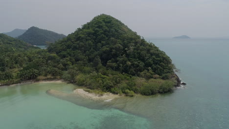 isla tropical en el mar