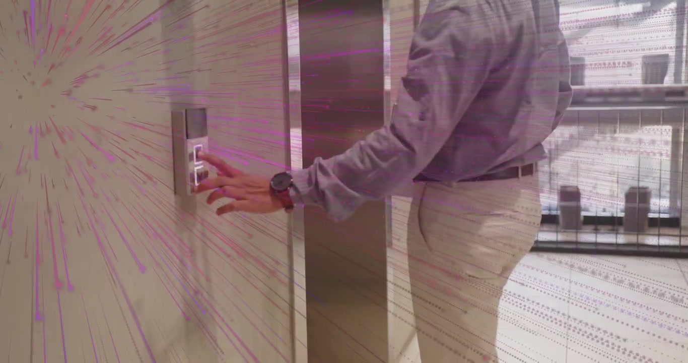 Professionista uomo che preme il pulsante dell'ascensore in ufficio mentre il pannello si illumina e le porte scorrono aprendosi.