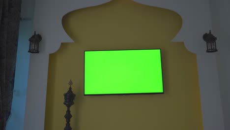 con tv de pared y pantalla verde al estilo de oriente medio y áfrica del norte. tiro de mano. copa árabe en qatar