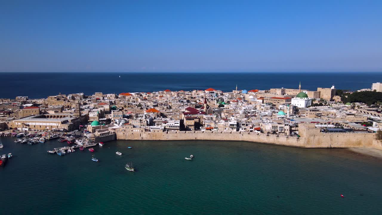 이스라엘의 아크레 또는 아코의 구시가지 만과 항구의 공중 촬영