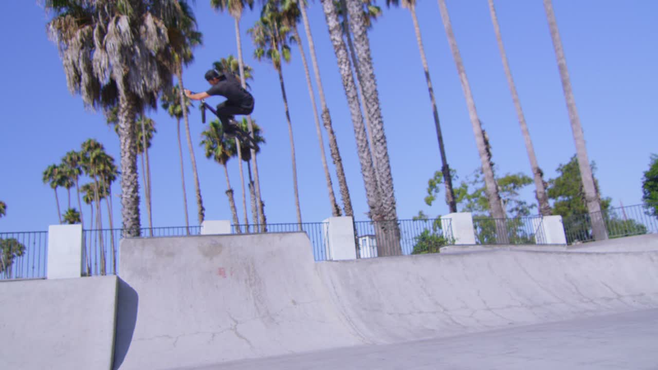 un ciclista de bmx ejecuta un salto de altura en un skatepark