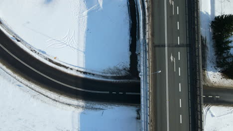 El-Vehículo-Conduce-Por-La-Carretera-Debajo-Del-Paso-Elevado-En-Un-Día-Soleado-De-Invierno-En-Rakowice,-Cracovia,-Polonia