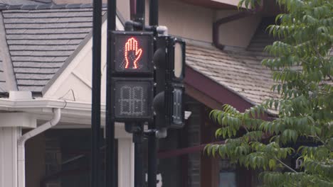 Pedestrian-crossing-light-in-the-countdown