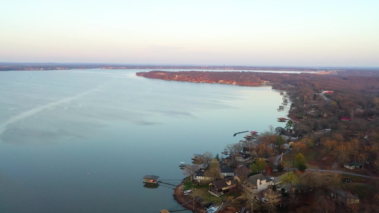 Riprese con drone sul lago Smith Mountain, Virginia, che mostrano acqua calma, case in riva al lago, pontili coperti, costa boscosa e calette tranquille in una zona residenziale panoramica.