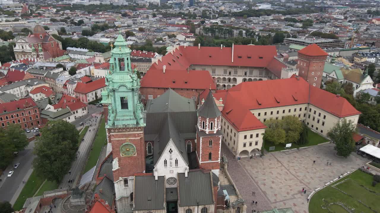vista aérea de la catedral de wawel, el castillo real y el casco antiguo de cracovia al fondo en un día nublado