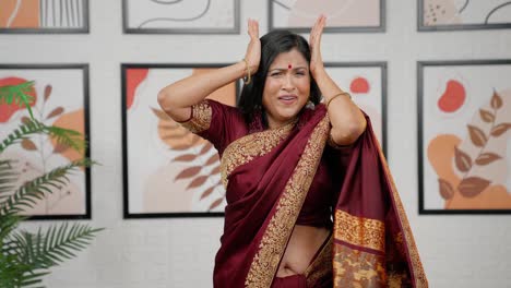 una mujer india triste y molesta llorando.