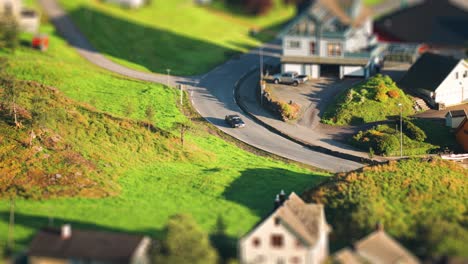 Los-Coches-Suben-Y-Bajan-Por-Las-Estrechas-Calles-De-La-Aldea-De-Herand,-A-Orillas-Del-Fiordo-De-Hardanger.