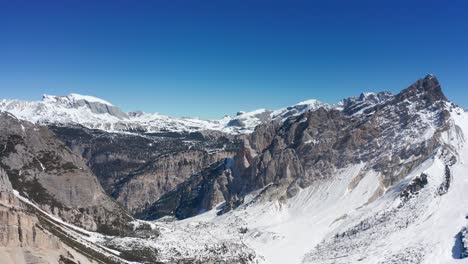 vasto valle ancho en el parque nacional fannes-sennes en tirol del sur, italia