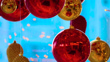 navidad y decoración de año nuevo. navidad grandes bolas rojas en el fondo de linternas luminosas y guirlandas de oro. fondo de vacaciones. guirlanda parpadeante. bolos rojos con luces parpadeantes de cerca.