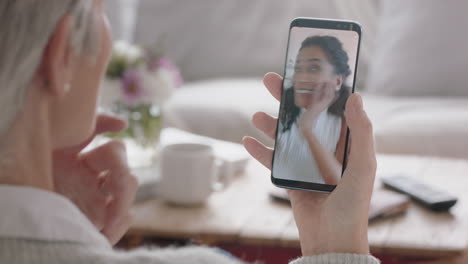 Mujer-Madura-Teniendo-Video-Chat-Usando-Un-Teléfono-Inteligente-Charlando-Con-Un-Amigo-En-La-Pantalla-Del-Teléfono-Móvil-Sonriendo-Disfrutando-De-Una-Conversación-Compartiendo-El-Estilo-De-Vida-4k