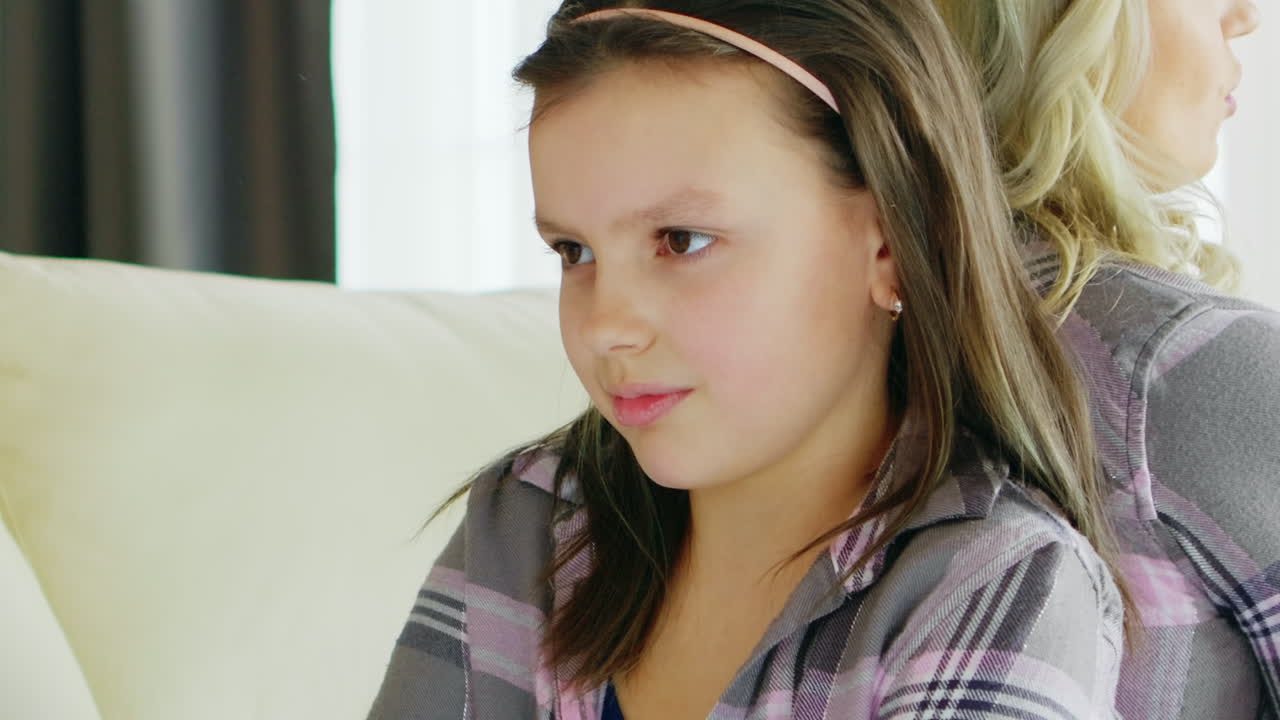 близкий взгляд на маленькую девочку с плохим поведением