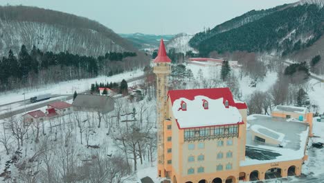 Winter-Wonderland-view-of-the-Takinoue-Hotel-Keikoku-in-the-Alpine-Mountains-in-Takinoue,-Hokkaido