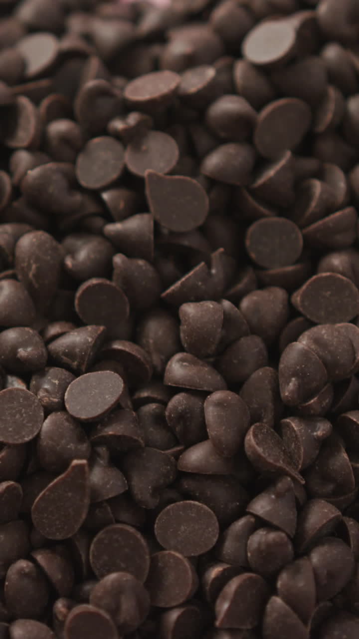 video de primer plano de un corazón formado con trozos de chocolate y espacio de copia sobre fondo rosa