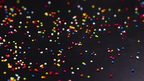 salpicaduras multicolores esparcidas sobre un fondo oscuro