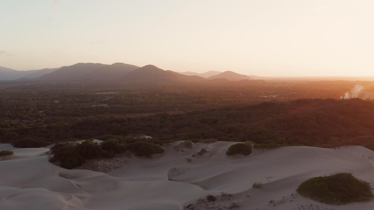 lapso de tiempo aéreo: vista desde las dunas hasta el mar de cumbuco al atardecer