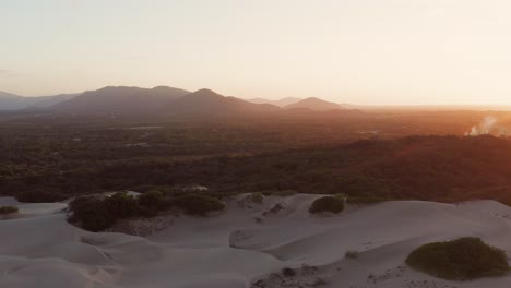 Zeitraffer-Aus-Der-Luft:-Blick-Von-Den-Dünen-Auf-Das-Meer-Von-Cumbuco-Bei-Sonnenuntergang