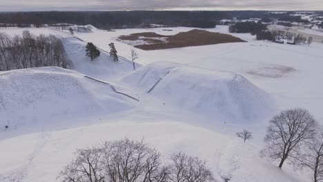 Alter-Baum-Auf-Einer-Verschneiten-Wallburg-Im-Winter