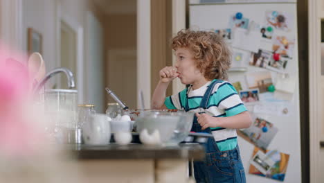 Fröhlicher-Kleiner-Junge,-Der-In-Der-Küche-Backt-Und-Zutaten-Für-Hausgemachte-Schokoladen-Cupcakes-Mischt-Und-Spaß-Daran-Hat,-Köstliche-Leckereien-Zuzubereiten