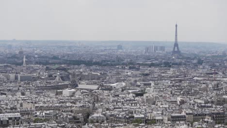 cámara lenta: toma superior de la hermosa parís con la torre eiffel en la parte posterior