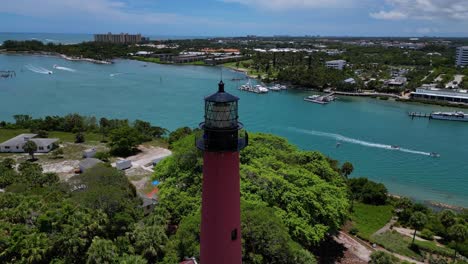 Toma-De-Drones-Del-Faro-De-Júpiter-En-Florida-Mientras-Los-Barcos-Pasan-En-El-Océano.