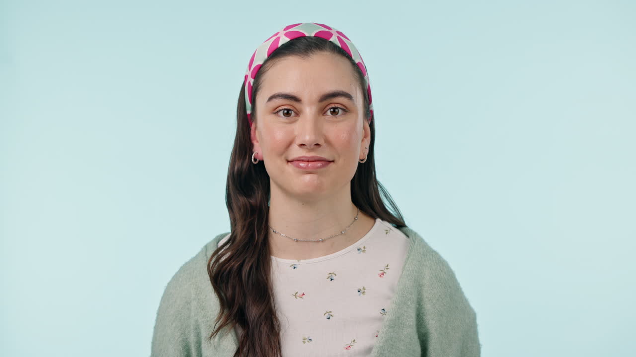 cara, mujer feliz y signo de paz en el estudio