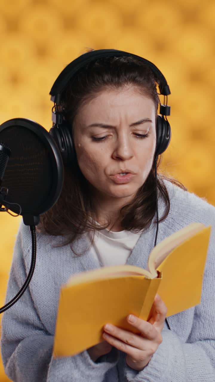 Donna che registra un audiolibro in studio con microfono e cuffie