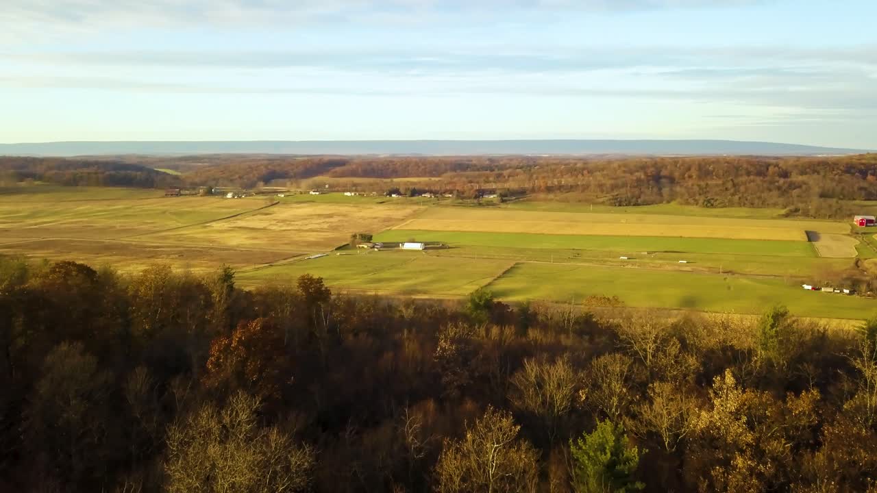 Landelijk tafereel van bossen en groene vlaktes nabij Liverpool in Perry County, Pennsylvania, Verenigde Staten. Luchtfoto