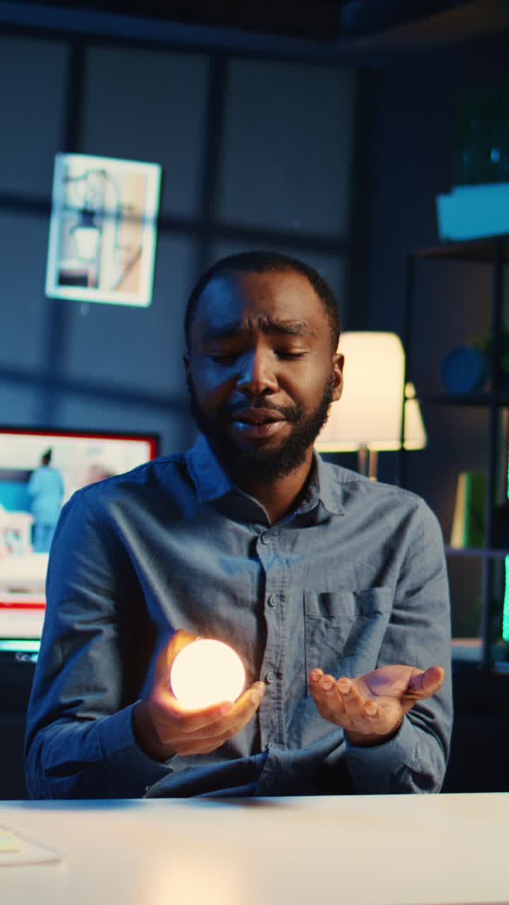 Vertical video Influencer reviews smart light bulb