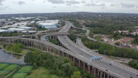 drone-opname stijgt boven spaghetti junction