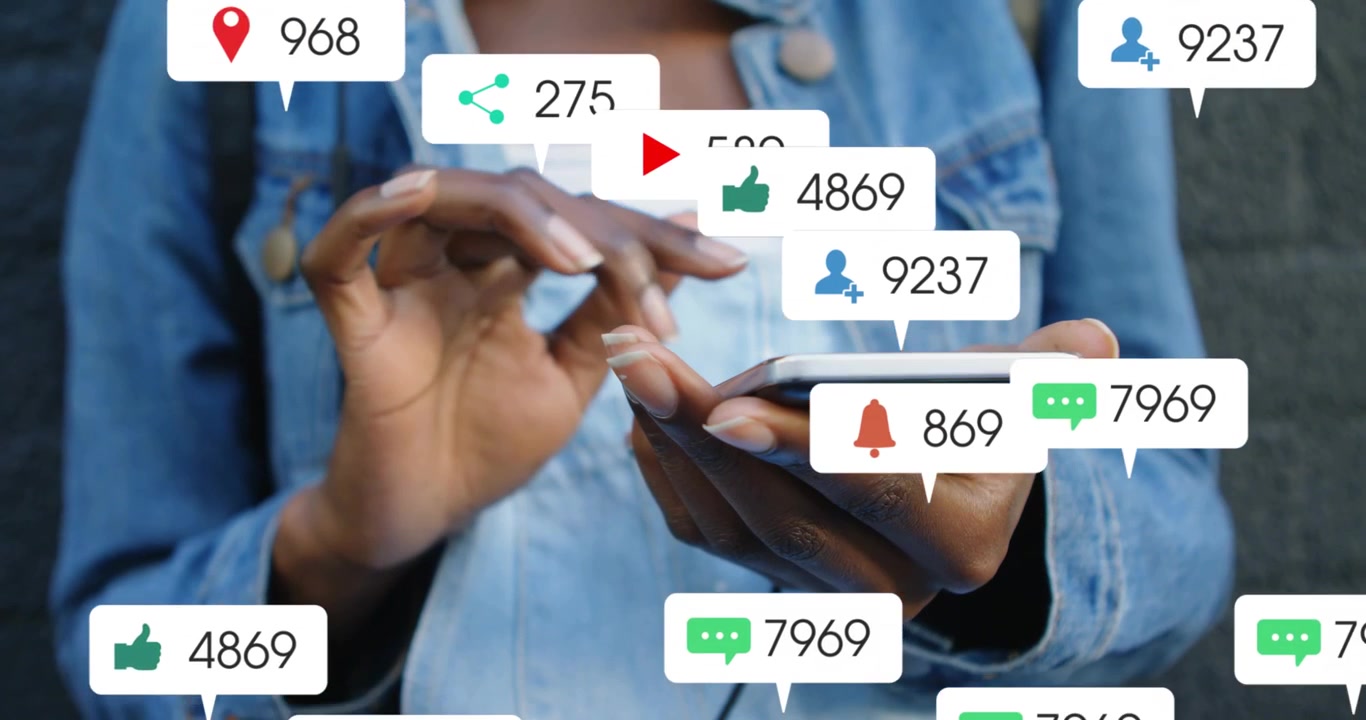 Kvinde tapper på smartphone, hvilket får sociale ikoner til at formere sig omkring hænderne, mens hun tjekker notifikationer.