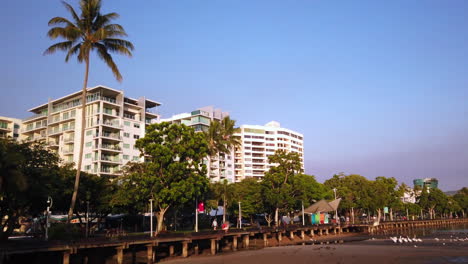Cairns-Esplanade-Fassade-Am-Morgen