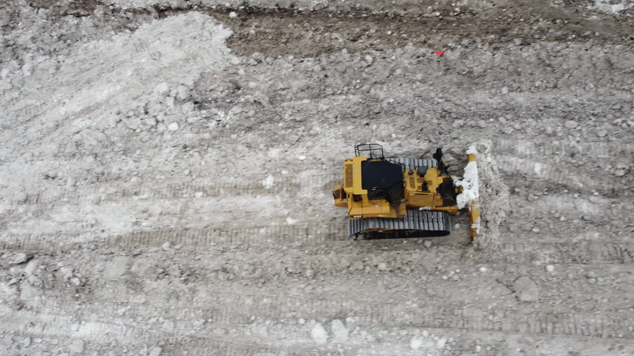 브라질의 열린 채석장에서 암석과 자갈을 제거하는 굴삭기