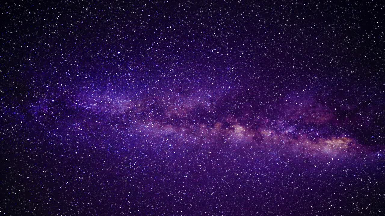 Perjalanan melalui angkasa berbintang di dalam galaksi Andromeda biru.