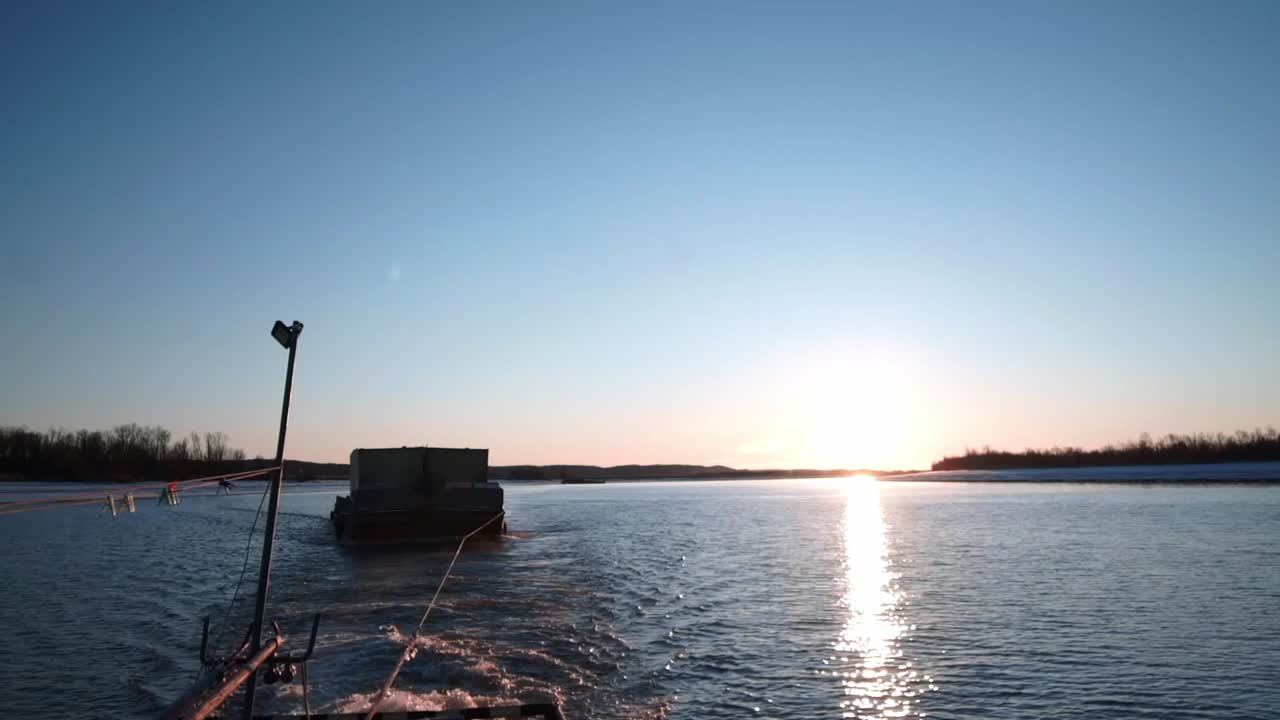 바지 와 함께 얼어붙은 강 위 에 해가 뜨는 것