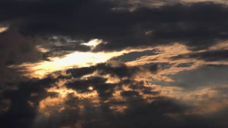 Lichtstrahlen,-Die-Bei-Sonnenuntergang-Durch-Die-Wolken-Scheinen