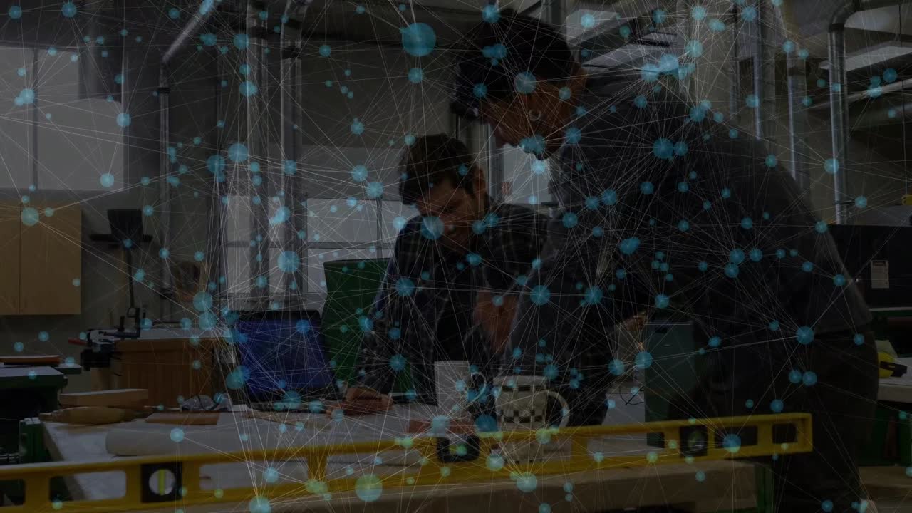 animación de procesamiento de datos financieros sobre una mujer de negocios biracial usando una computadora portátil