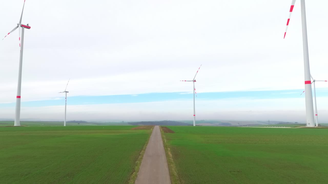 높은 풍력 터빈 을 가진 초록색  에 있는 도로