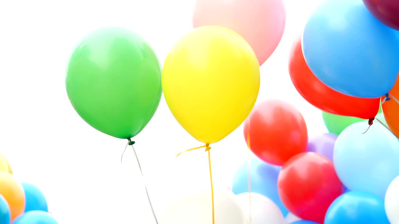 globos de helio de colores festivos