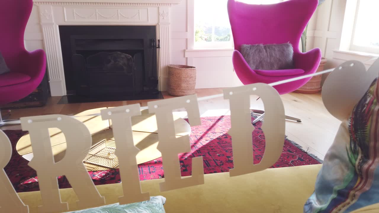 foto del lugar de la recepción de la boda y la decoración de la mesa de la cena