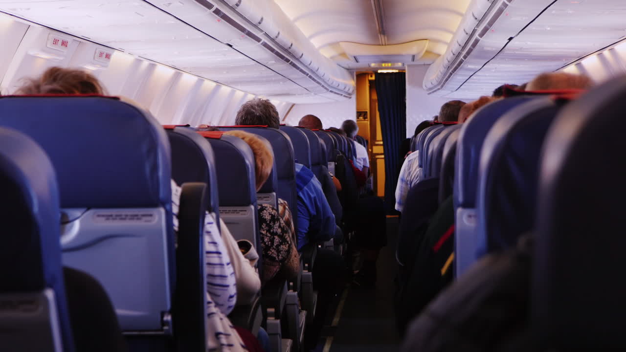 dentro del compartimiento de pasajeros en un avión