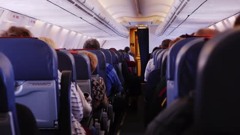 dentro del compartimiento de pasajeros en un avión