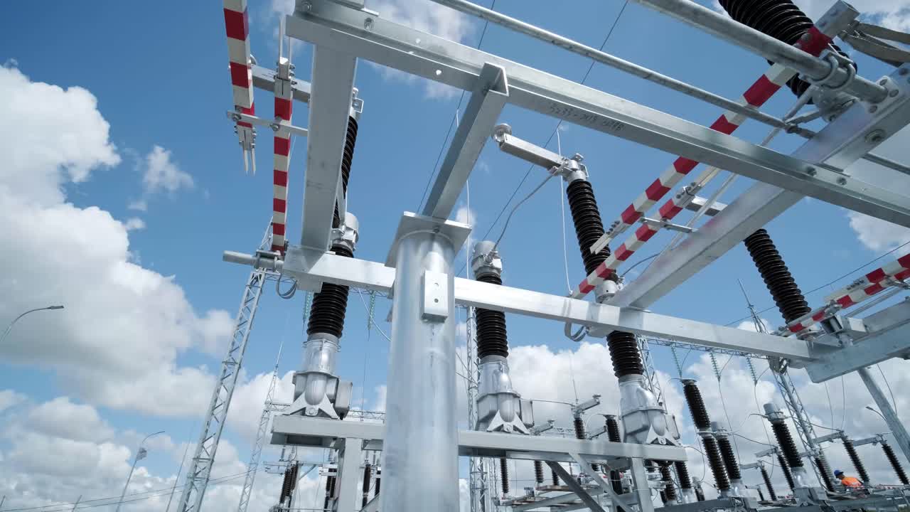 푸른 하늘 배경에 대한 전력 서브 스테이션의 많은 고전압 전기 단열기
