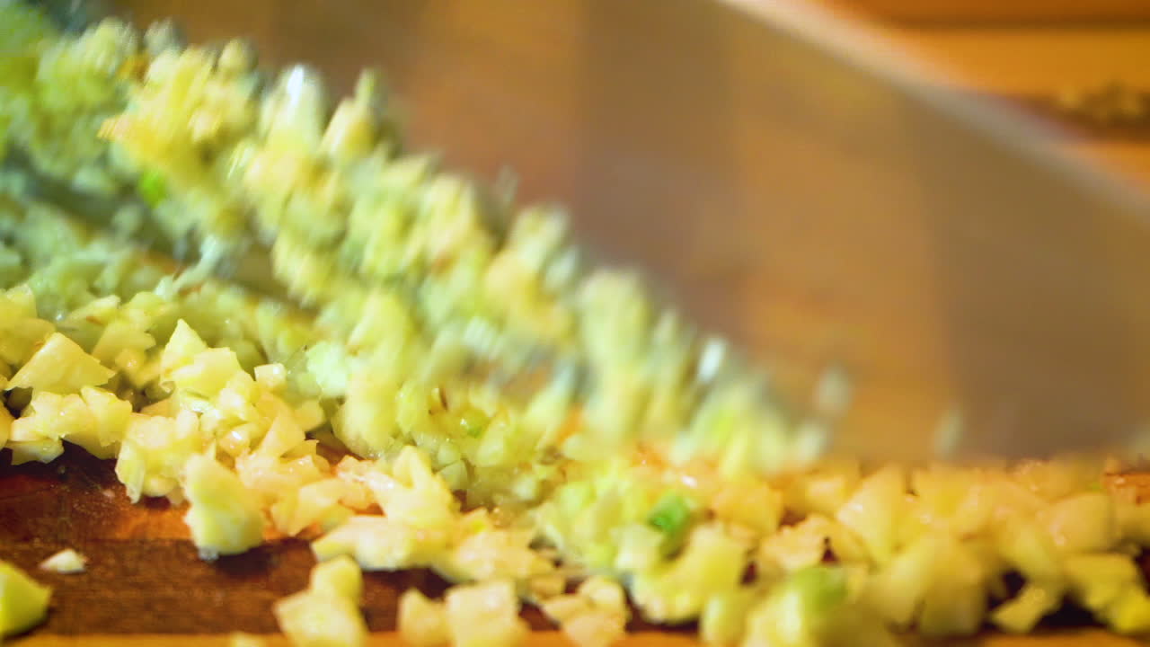 신선하고 건강한 마늘이 요리사의 칼로 다지고 있다