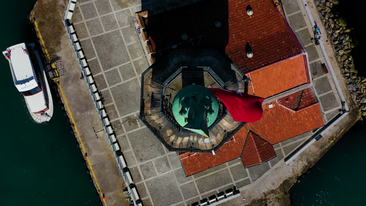 이스탄불에서 레안더스 타워 (leander's tower) 라고도 불리는 메인 타워 (maiden tower) 의 공중 전망.