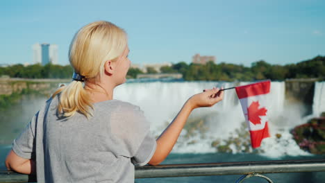 Mujer-Ondeando-La-Bandera-Canadiense-Por-Las-Cataratas-Del-Niágara