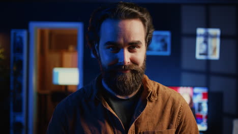 retrato de un desarrollador sonriente escribiendo complejos scripts de código binario en una computadora portátil