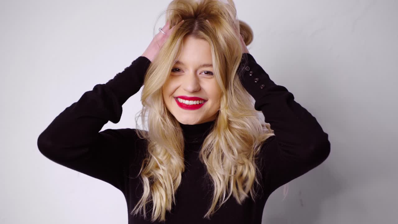 검은색 터틀을 입은 행복한 여자