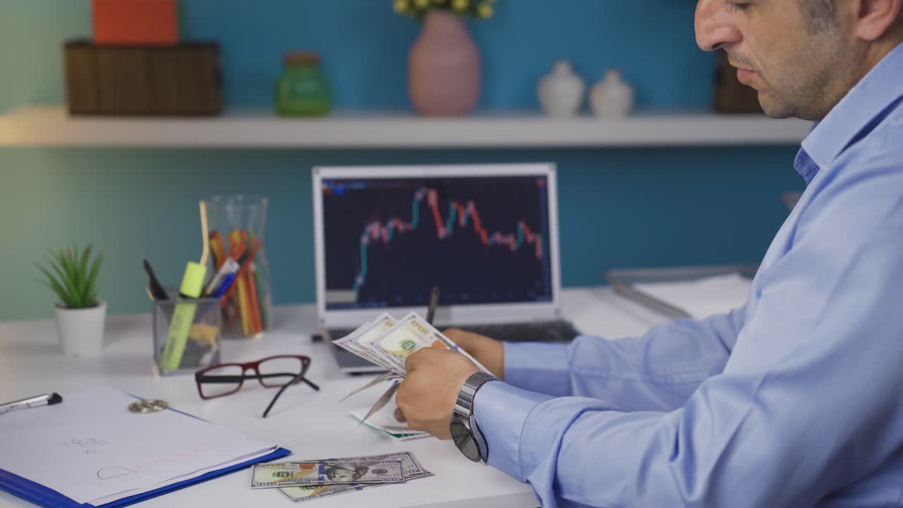 gráfico de bitcoin. el inversor del mercado de valores criptográficos está revisando.