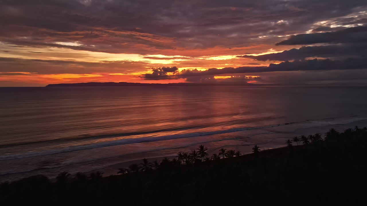 la costa prístina de costa rica está adornada por la impresionante interacción de sol y